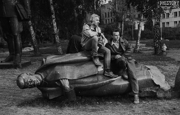 После августовского путча по всей стране демонтировали памятники советских деятелей, которые впоследствии свезли в парк и хаотично уложили на землю Там оказались монументы Сталину, Ленину,