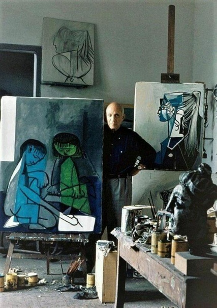 Художник Пабло Пикассо в мастерской.