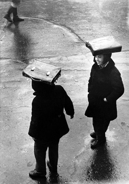 Отчаянные прогульщики уроков под дождём. 1960г.