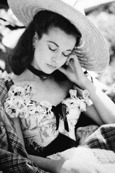 Прекрасная актриса Вивьен Ли заснула на съёмках х/ф «Унесённые ветром» 1939г.