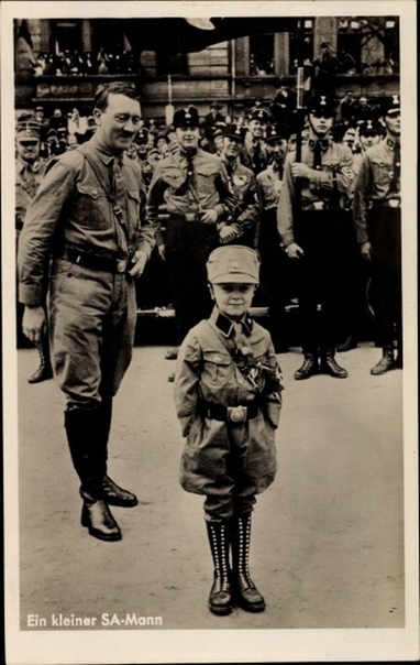 Фашисты любили наряжать детей в военную форму