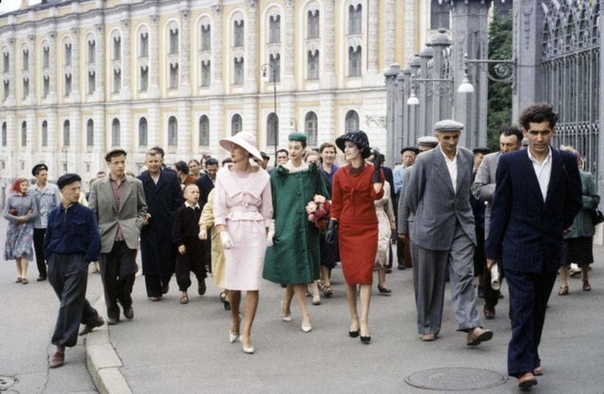 Модели Dior прогуливаются по Москве. Контраст налицо. 1959 г