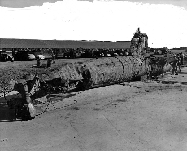 Поднятая американцами японская мини-субмарина 22 Типа А Ко-хётеки на военно-морской верфи Перл-Харбор На корпусе субмарины видны следы взрывов глубинных бомб и тарана. Дыра в задней части рубки