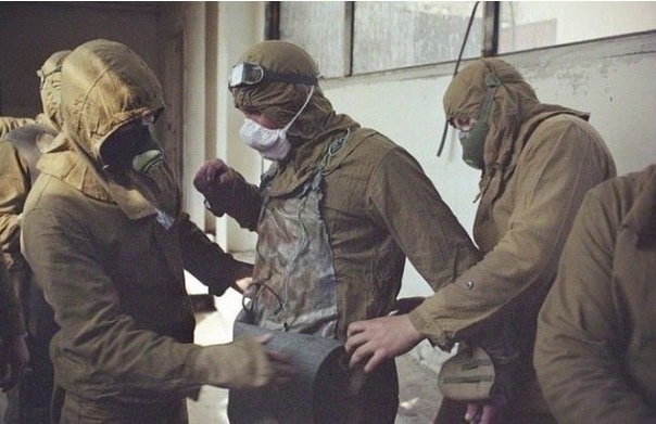 Приготовления сотрудников Чернобыльской АЭС к погружению в резервуары с радиоактивной водой 1986г.