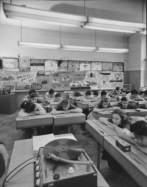 Студенты слушают музыку на уроке искусства. 1957г.Фотография: Francis Miller