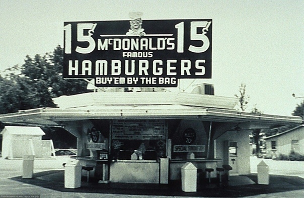 Самый первый ресторан братьев Мориса и Ричарда МакДональдов 1940г