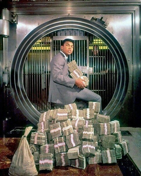 Мохаммед Али забирает свой выигрыш в 5,5 млн долларов после боя с Форманом 1974г