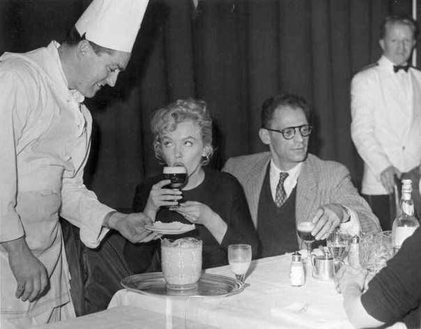 Мэрилин Монро и Артур Миллер (её третий муж) за чашечкой кофе по-ирландски. 1956г.Ирландия. Аэропорт Шаннон