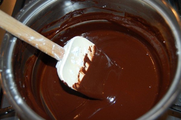 шоколадный торт без выпечки нам понадобится:- сливочное масло в крем, 80 г- грецкие орехи,150 г- шоколад, 100 г- песочное печенье, 400 г- грецкие орехи в крем, 200 г- мед, 50 г- сливочное масло,
