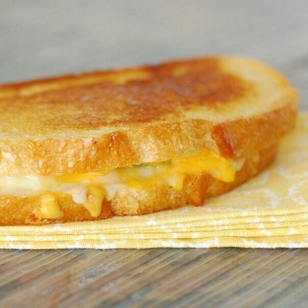 всем любителям бутербродов подоборка, которая сделает вас счастливым и сытым в любое время!_______ чесночный бутерброд с сыром в духовке в холодильнике ищем:- 1 багет- 4 ст. л. масла, (достань