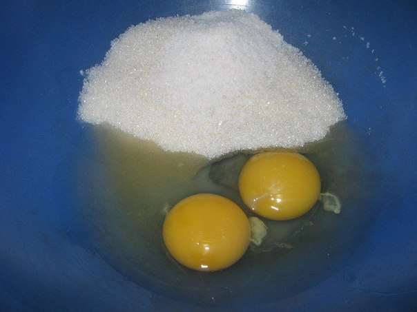 кекс с вишней и маком что нужно: яйца куриные 2 шт.сахар 90 гмука 125 гразрыхлитель 1 ч. л.ваниль 1 щепоткарастопленный маргарин 100 гмак 1 ст. л.вишнячто делать: * яйца взбить с сахаром