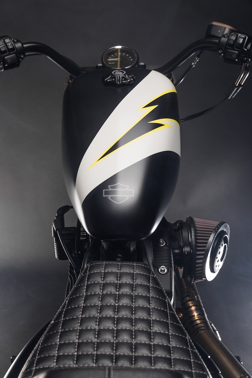 Injustice Customs: Стрит-трекер Harley-Davidson Sportster