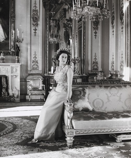 Елизавета II на фотографиях Сесила Битона Сэр Сесил Уолтер Харди Битон, более известный Сесил Битон (1904- 1980) известный английский фотограф, мемуарист, икона стиля, дизайнер интерьеров,
