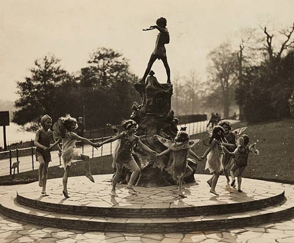 Дети танцуют вокруг статуи Питера Пэна в Кенсингтонском саду Лондон, 1935 Фото Джеймса Жарше