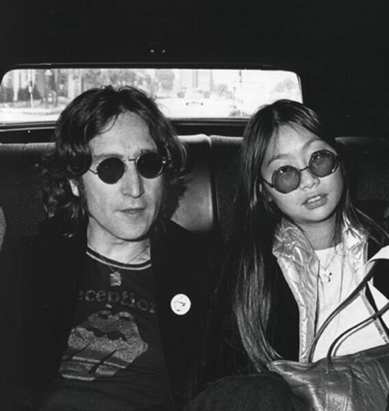 ПОТЕРЯННЫЙ УИК - ЭНД В период с 1973 по 1975 год Йоко Оно и Джон Леннон разошлись, и Леннон стал жить с другой девушкой, 23-летней китаянкой Мэй Пэнг. Этот период в книгах по истории рока