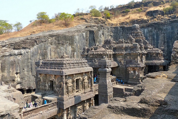 Храм Кайласа - самый большой монолитный храм в мире, расположенный в пещерах Эллора, Махараштра, Индия