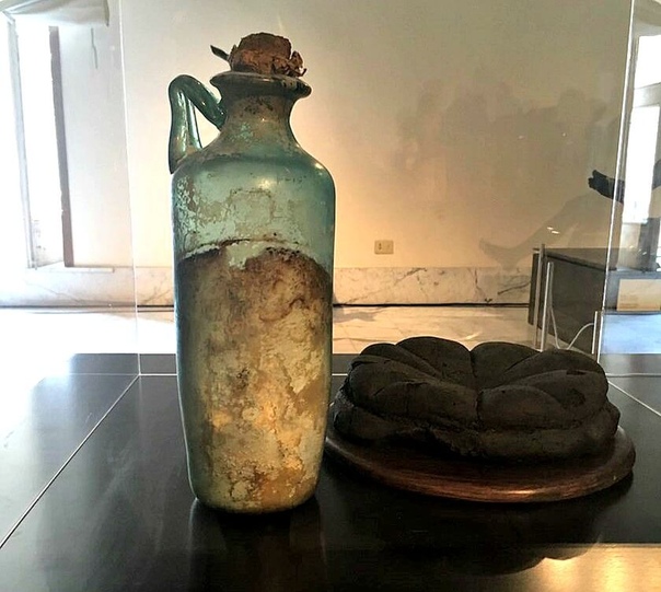 В Национальном археологическом музее Неаполя туристы имеют возможность увидеть Римскую бутылку с сохранившимся оливковым маслом - ей почти 2000 лет Таким образом, это старейший продукт такого