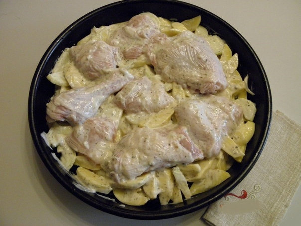 Готовим картошечку с курицeй в духовкe под соусoм 