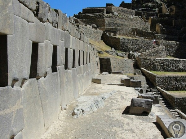 Ольянтайтамбо в Перу дело рук инков, людей-гигантов или пришельцев Ольянтайтамбо находится недалеко от перуанского города Куско, вокруг которого существует большое количество различных древних