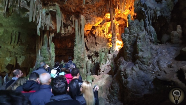 Самая красивая пещера Италии История пещеры Grotte di Castellana начинается в верхнем меловом периоде (девяносто сотен миллионов лет назад), когда Апулия была погружена в древнее море, в котором