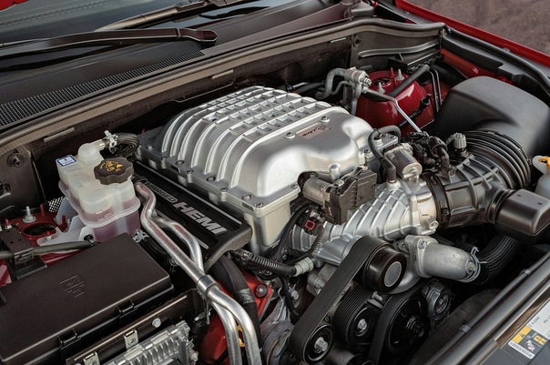 Jeep Grand Cheroee Trachaw Двигатель: 6.2 V8 Hellcat Supercharged Мощность: 717 л.с. Крутящий момент: 875 Нм Трансмиссия: Автомат 8 ступ. Макс. скорость: 290 км/ч Разгон до сотни км/ч: 3.7 сек