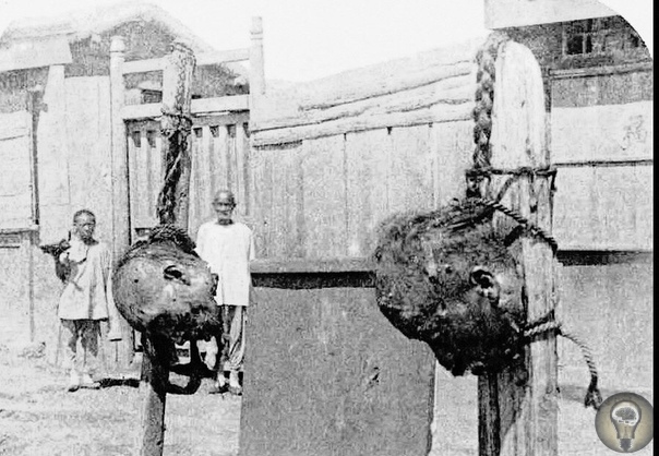 Наказания и казни в Китае 19 века Арсенал инструментов был просто огромен: ножи, пилы, топоры, секиры, долота, сверла, плети, палки и иглы.Так же в Китае существовала так называемая