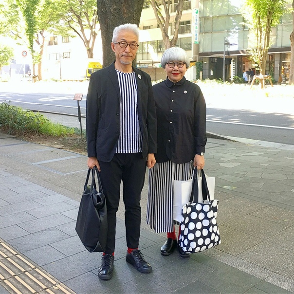 Это Бон и Пон - супружеская пара из Японии Они одеваются каждый день так, чтобы подходить друг другу. Свои фото супруги публикуют в инстаграм (), у них уже более 700 тыс. подписчиков по всему