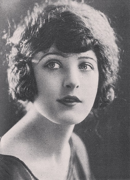 Марта Мэнсфилд гибель в огне Марта Мэнсфилд американская актриса, трагически погибшая на съёмочной площадке немого кино «Районы Вирджинии», вышедшего в 1924 году. С 14 лет Марта начала успешную