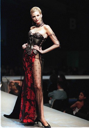 Надя Ауэрманн - любимая модель Тьерри Маглер и самая длинногая модель 90х. Часть 1 C 1997 по 1999 год была включена в Книгу рекордов Гиннесса как обладательница самых длинных ног среди
