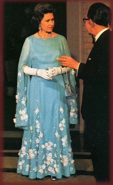 Вечерние образы молодой королевы Елизаветы II Сейчас со страниц глянцевых журналов, из интернета и социальных сетей не сходят модные образы молодых герцогинь Кейт и Меган, но когда-то и сама