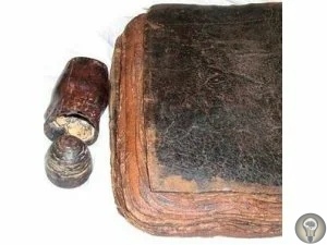 Библия возрастом 1500 лет из Турции. В 2000 году на территории Турции была найдена необычная Библия. Ученые установили, что ей как минимум 1,5 тысяч лет. Данная находка сильно обеспокоила
