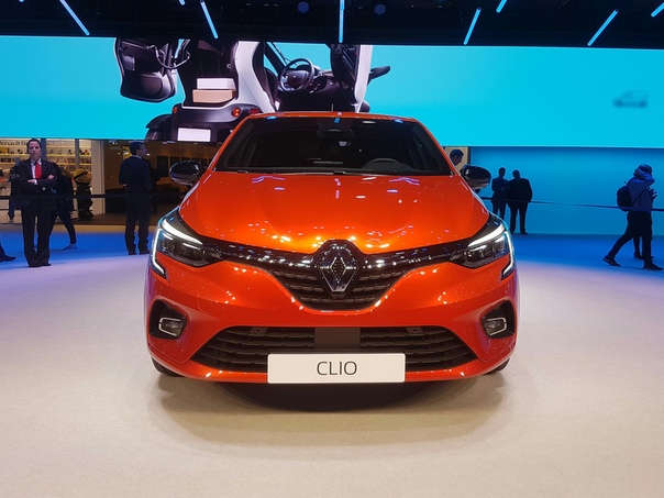 Подробнее : Новое поколение Renault Clio: огромные дисплеи. В Женеве французская марка представила пятое поколение бестселлера.Несмотря на схожесть с предыдущей четвёртой генерацией, этот новый