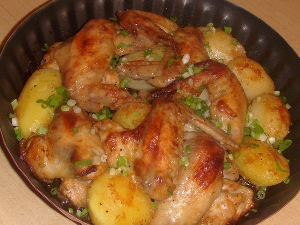 Аппетитные крылышки с картошкой 