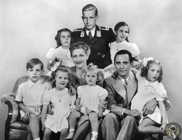 Групповое фото семьи Геббельсов Вверху слева направо: Хильда, Харальд, Хельга. Внизу слева направо: Хельмут, Хедда, Магда, Хейда, Йозеф и Хольда. Изображение Харальда Квандта добавлено на