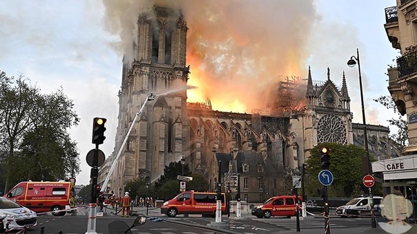 Горит сердце Франции! Notre-Dame de Paris в огне. В Соборе Парижской Богоматери произошел пожар, сообщает газета le Monde. Изначально огнем был охвачен шпиль здания и помещения под ним. Спустя