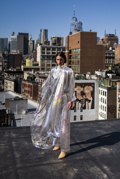 Первое в истории виртуальное платье продано за 9500 долларов Стартап The Fabricant, студия Dapper Labs и художник Джоанна Джасковски создали и продали первое платье, которое существует только в