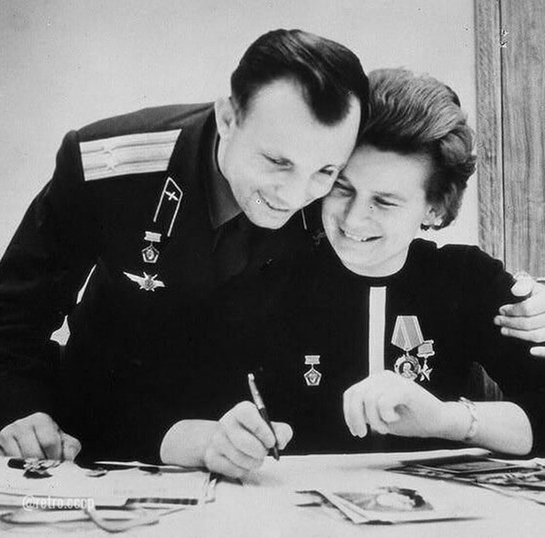 Душевное и светлое фото А какие улыбки! Юрий Гагарин и Валентина Терешкова. 1963 год..Спасибо за и подписку